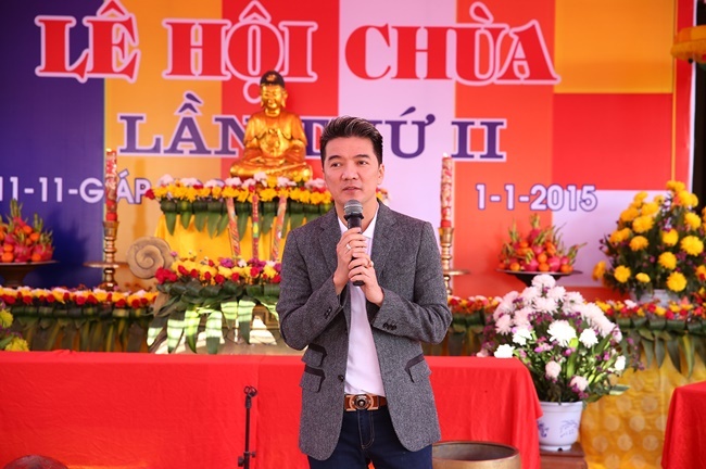 Đàm Vĩnh Hưng đi từ thiện sớm đầu năm 2015